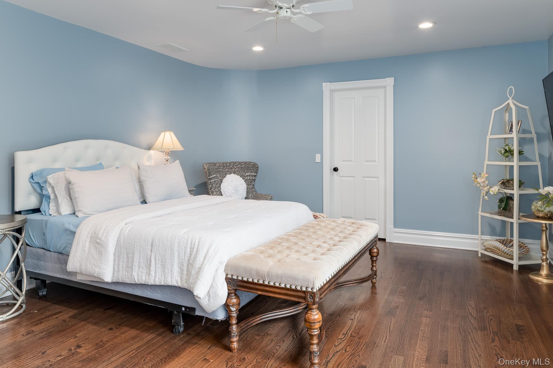 Armonk, New York, 10504, United States, 5 Bedrooms Bedrooms, ,5.5 BathroomsBathrooms,Residential,For Sale,1907943