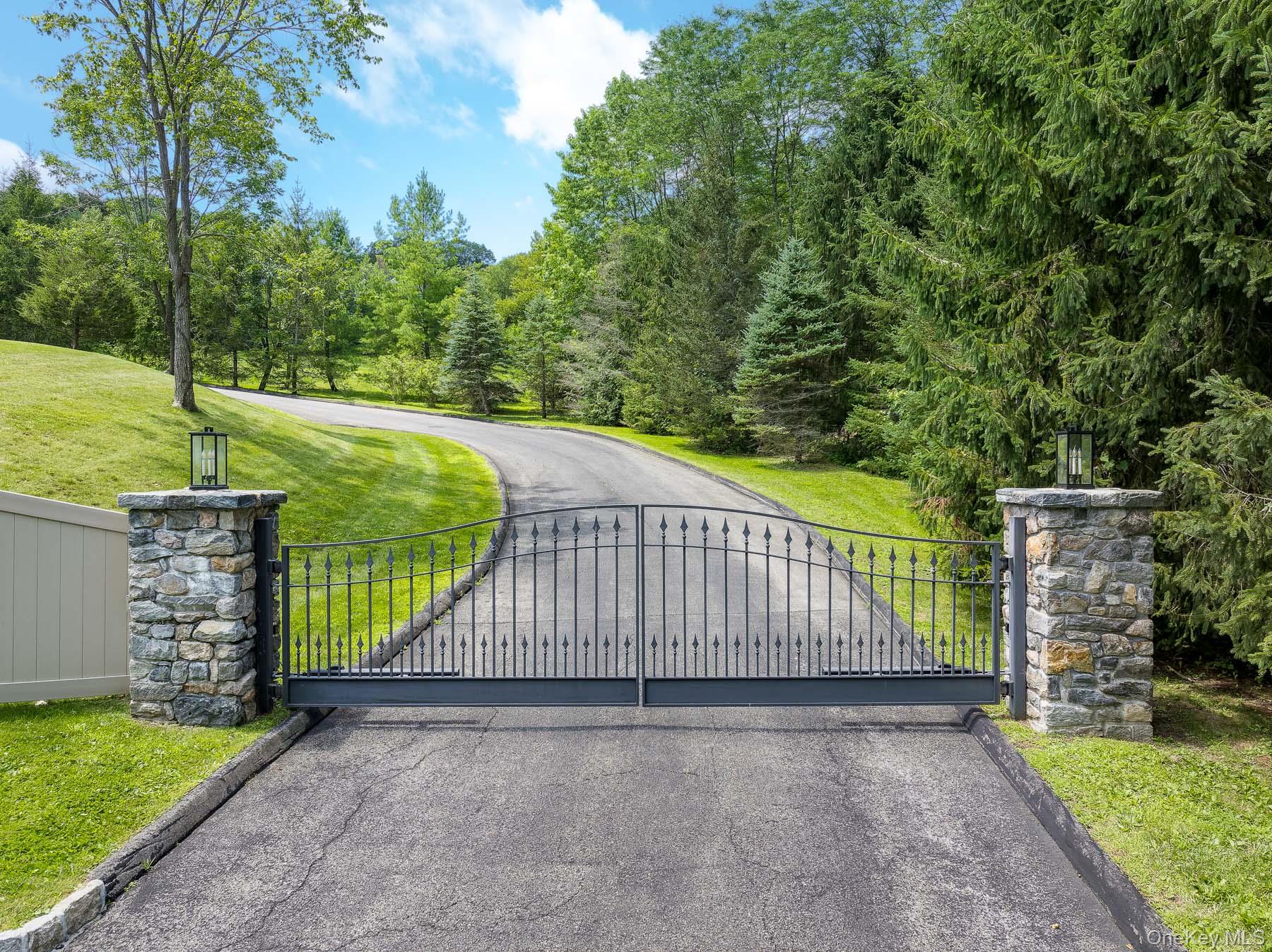 Armonk, New York, 10504, United States, 5 Bedrooms Bedrooms, ,5.5 BathroomsBathrooms,Residential,For Sale,1907943